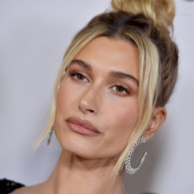 Hailey Bieber Just Showed Off Her Mink Hair Colour In The Cutest 90s Hairstyle.